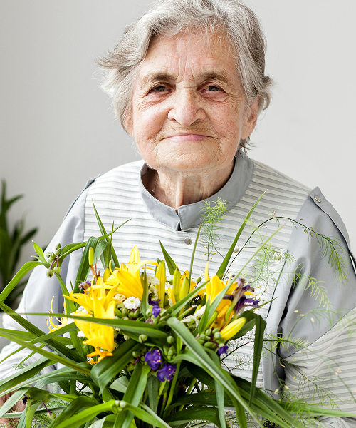 Andrée_avec_des_fleurs