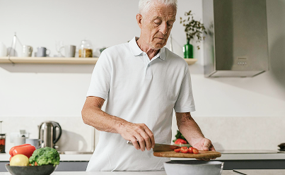 homme agé cuisinant